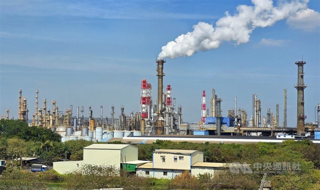環境部7日召開第3次碳費費率審議會。氣候署副署長黃偉鳴表示，討論內容逐漸收斂，預計第4次將會就不同情境模擬深入討論。圖為遠眺高雄林園工業區一景。中央社記者董俊志攝 113年5月7日