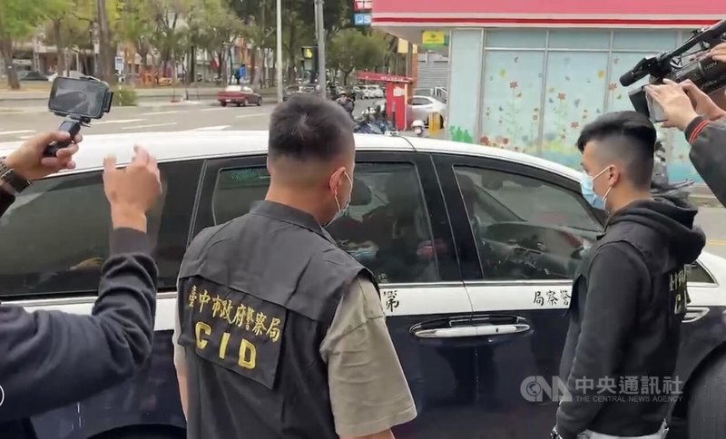 直播業者「丟丟妹」8日與簡姓男友開車行經台中某處路口時,疑因行車糾紛遭楊姓男子等3人持球棒毆打,警方9日依法將楊男等人移送檢方偵辦,並建請聲押。(翻攝照片)中央社記者郝雪卿傳真 113年3月9日