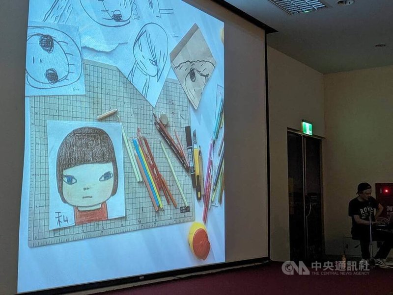 日本藝術家奈良美智29日在澎湖生活博物館演說,分享2021年COVID-19疫情隔離期間在台南畫的隨筆畫作,還有當時的工作桌。中央社記者王寶兒攝 113年3月29日