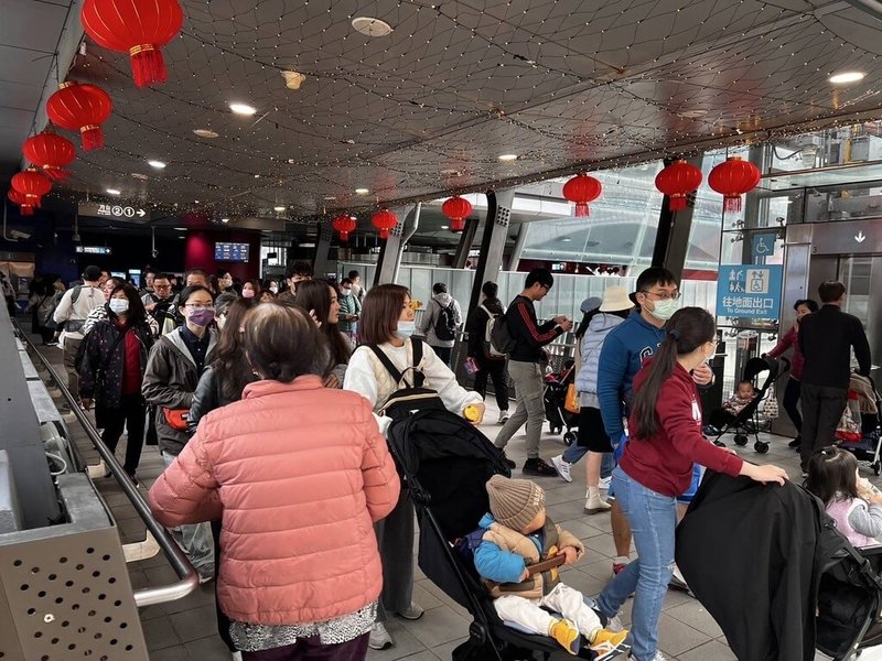 桃園大眾捷運公司23日表示,台灣燈會進入活動第2個週末,機捷繼上週創下總運量27萬人次的最高搭乘紀錄後,22日運量也達21萬7234人次,成為通車以來的次高運量。(桃園大眾捷運公司提供)中央社記者吳睿騏桃園傳真 114年2月23日