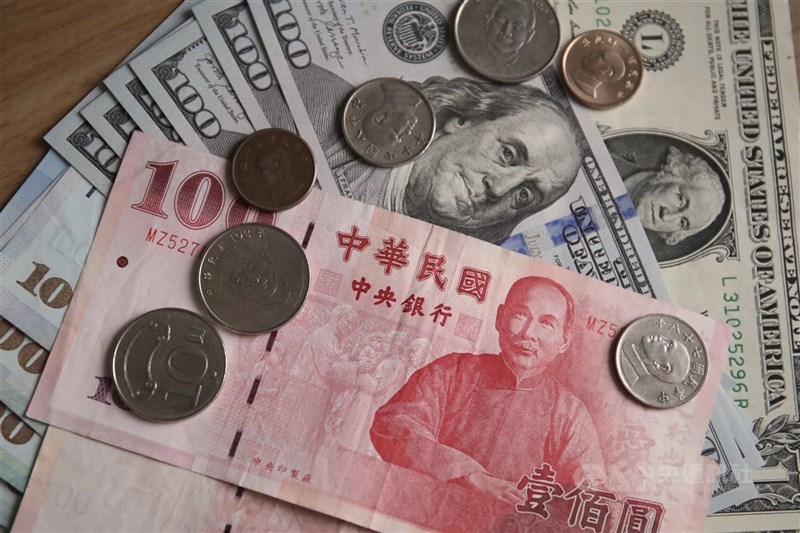 美國最快4月發布匯率報告,隨著時間逼近,中央銀行18日端出逾2600字的說帖,強調美國貿易逆差根源在於儲蓄不足,也反映美國政府的龐大財政赤字,不宜將匯率操縱的制裁條款,做為貿易協議或談判議題。(中央社檔案照片)