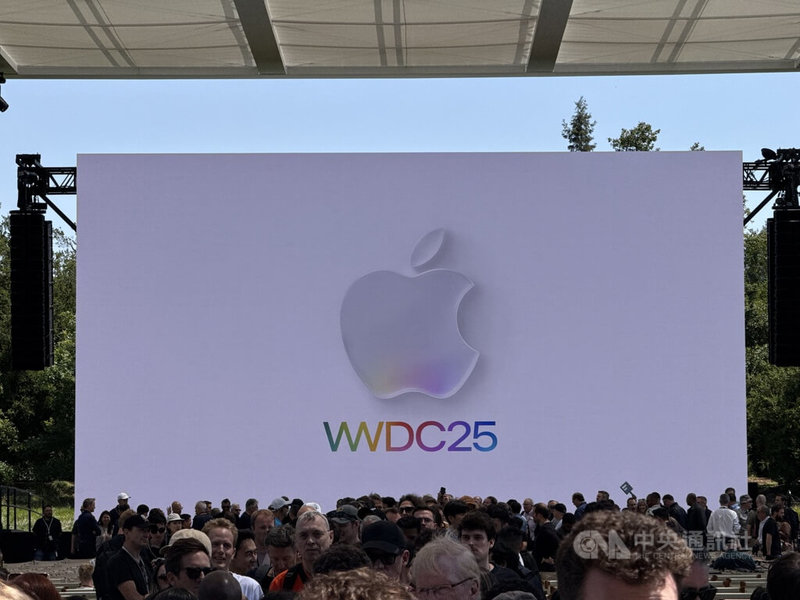 蘋果公司(Apple)9日舉辦年度全球開發者大會(WWDC)實體特別活動,來自近60國開發者齊聚一堂,互相交流意見。中央社記者吳家豪舊金山攝 114年6月10日