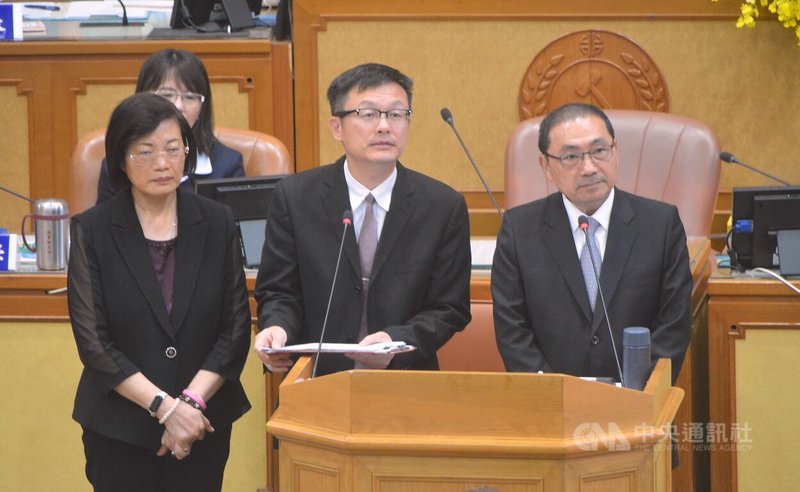 新北市長侯友宜(右起)13日列席新北市議會市政總質詢,與教育局長張明文、社會局長李美珍同台針對校園霸凌、網路霸凌防制作為等議題答詢說明。中央社記者黃旭昇新北市攝 114年6月13日